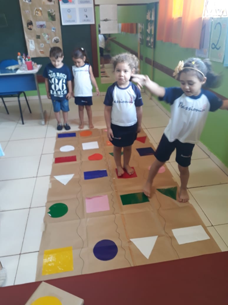 Jogo de dados com as formas geom�tricas  Centro de Educa��o Infantil Passionista Jo�o Paulo II