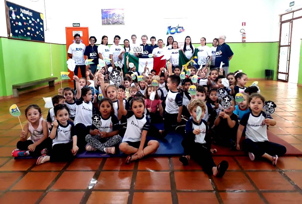 Comemora��o dos 100 anos das Irm�s Passionista no Brasil, com os alunos e toda a equipe educativa. Centro de Educa��o Infantil Passionista Jo�o Paulo II